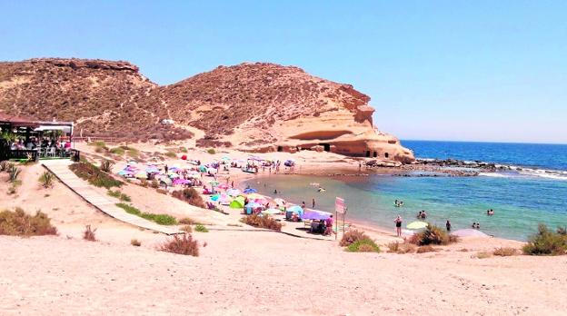 La playa de Los Cocedores, situada entre los términos municipales de Pulpí y Águilas, ayer por la mañana, repleta de veraneantes. 