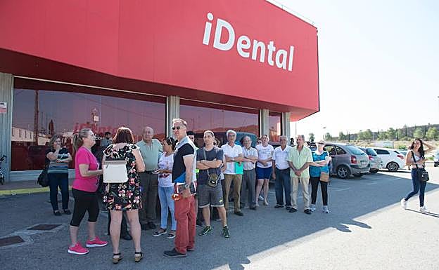 Afectados por el cierre protestan frente a las instalaciones de iDental en Cobatillas.