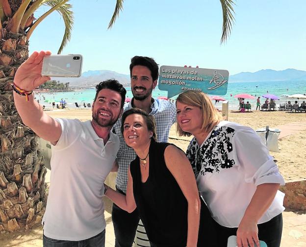 Francisco Sánchez, Adela Martínez-Cachá, Patricio Sánchez y Alicia Jiménez se hacen un selfi, ayer, en Mazarrón. 