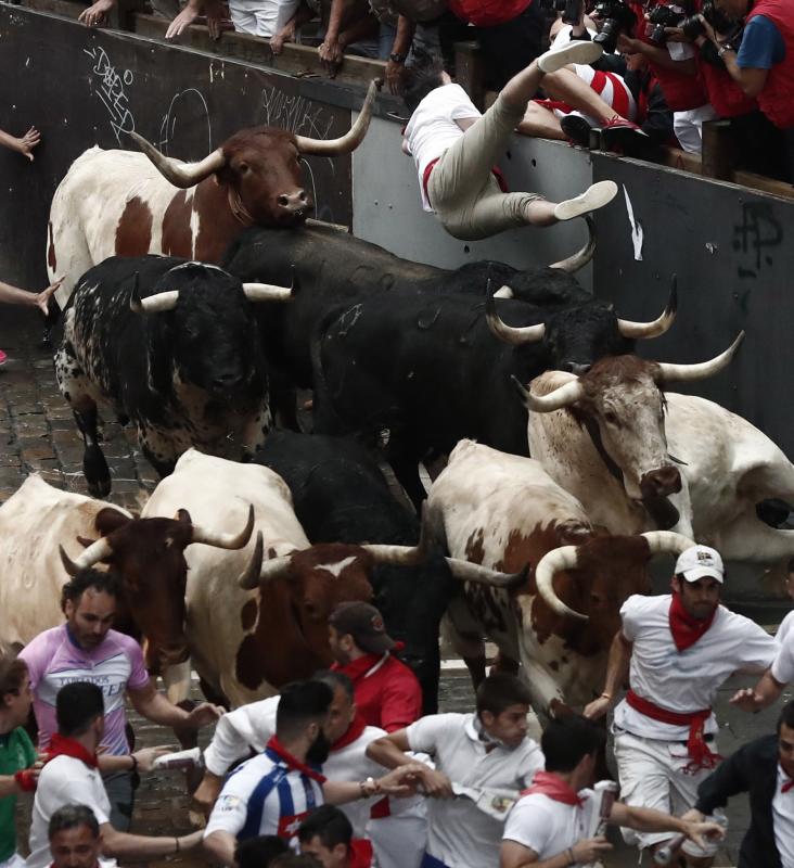 La carrera ha durado dos minutos y 54 segundos y ha sido tranquila, aunque ha habido momentos de peligro en Santo Domingo con los dos toros rezagados