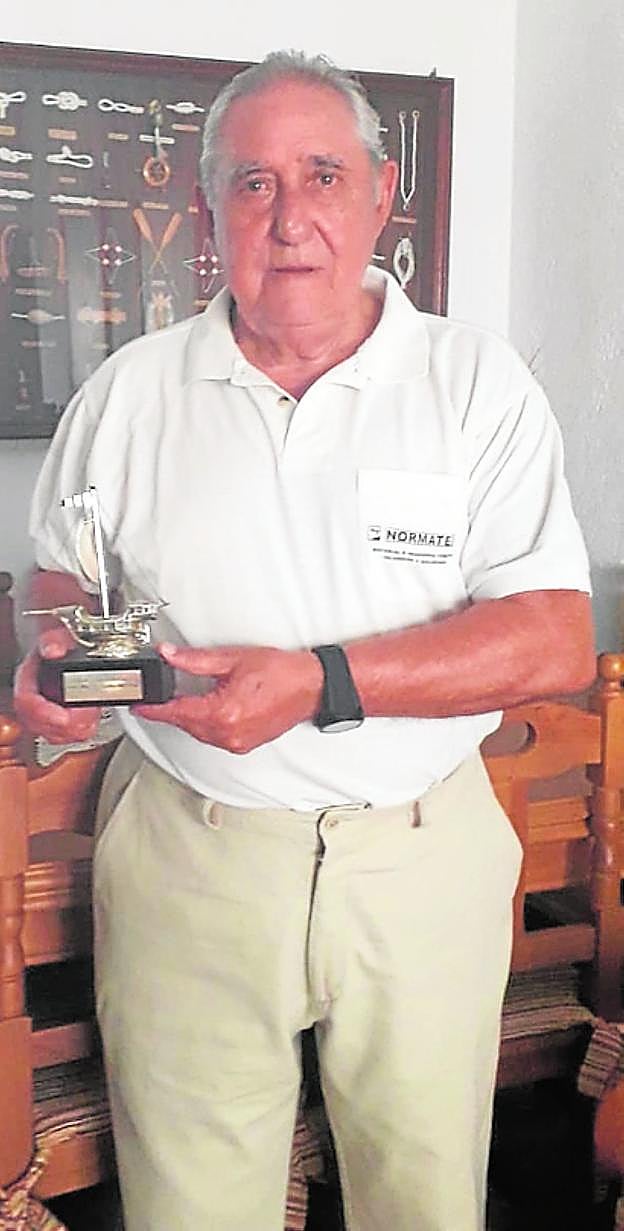 Diego Segovia, con uno de sus trofeos. 