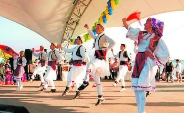 Danza del grupo representante de Albania, el Mokra Folkloric Ansamble que actuará en Murcia a partir de mañana con el encendido de la Antorcha de la Amistad en Belluga. 