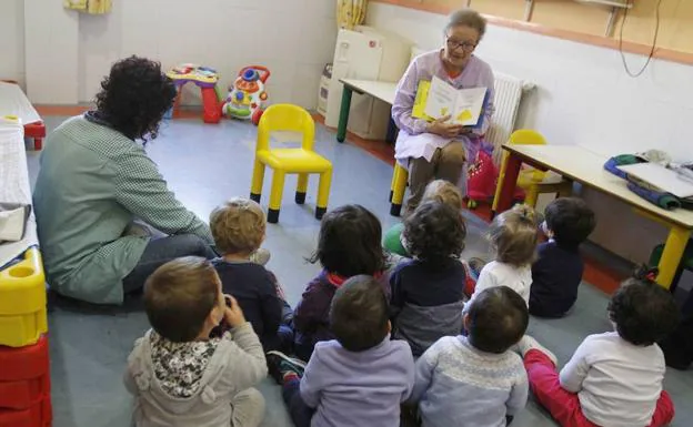 Los mil niños de las guarderías de la Comunidad tendrán dos horas de inglés  | La Verdad