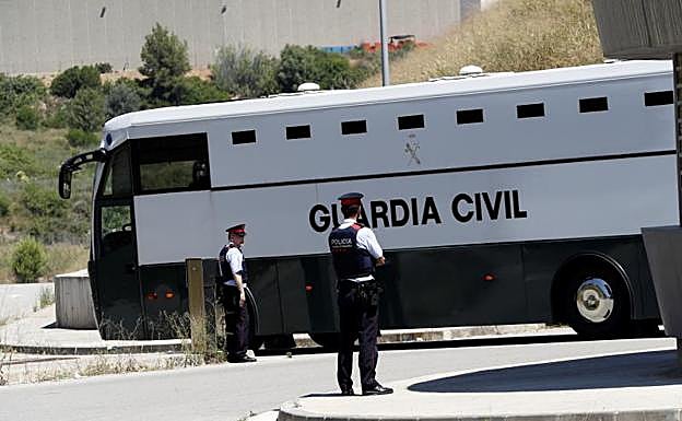 Los últimos presos del «procés» parten hacia Zaragoza antes de llegar a Cataluña