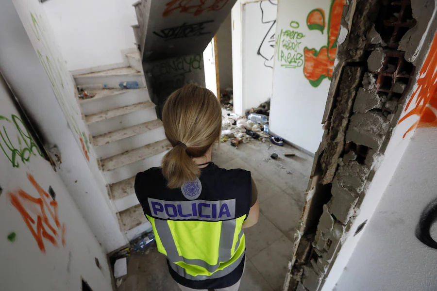 La Policía Nacional hace una redada en un edificio abandonado, ocupado por inmigrantes, en Barriomar