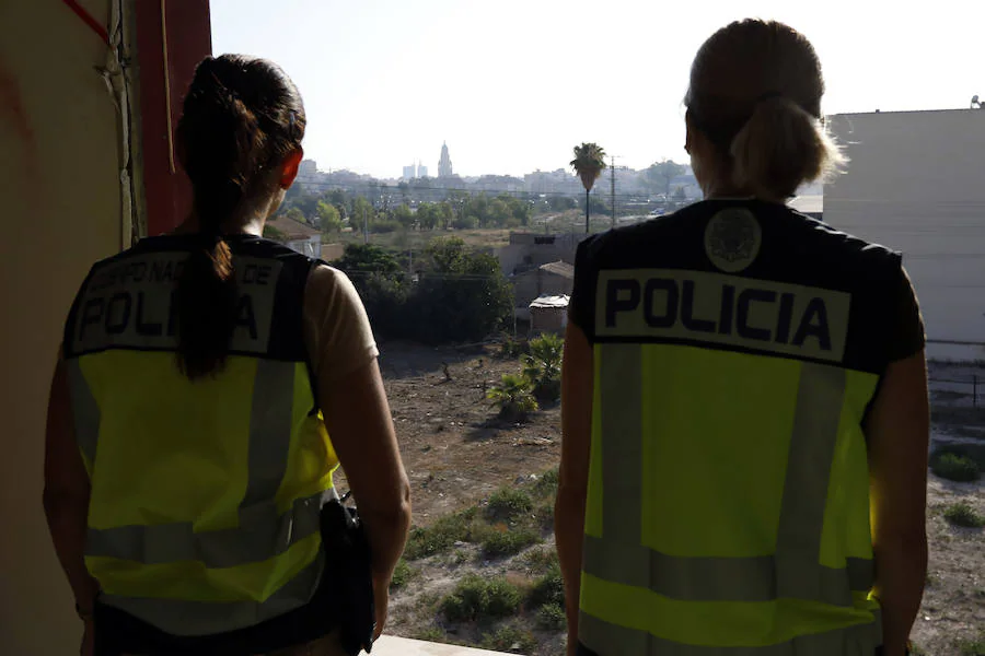 La Policía Nacional hace una redada en un edificio abandonado, ocupado por inmigrantes, en Barriomar