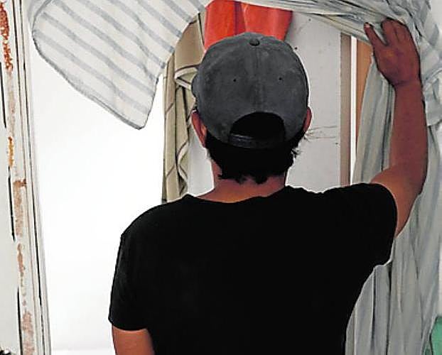 Ismael muestra su cuarto. 