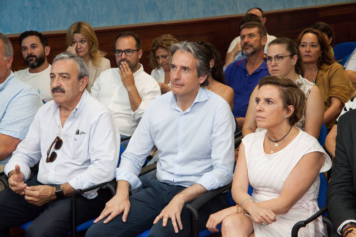 El exministro de Fomento ha dicho, antes de la reunión prevista en la sede del PP con los compromisarios, que teme que el PSOE «trate de vender un sucedáneo como un proyecto de AVE»