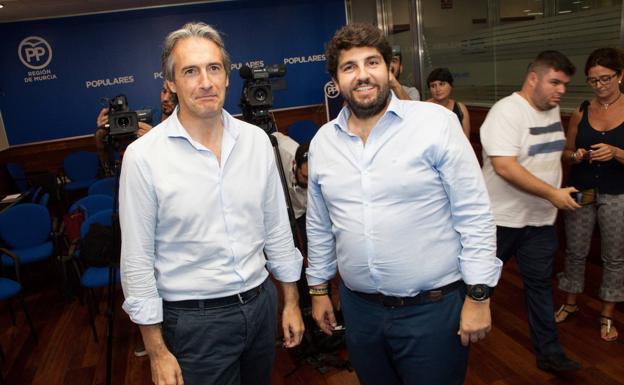 De la Serna junto a López Miras en la sede del PP de Murcia, este jueves.