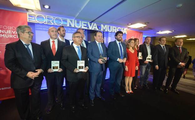 Los premiados junto al presidente de la Comunidad, López Miras.