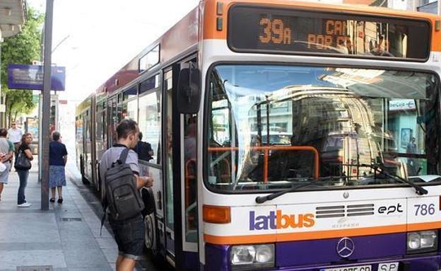 Un autobús de la empresa Latbus en la Gran Vía de Murcia. 