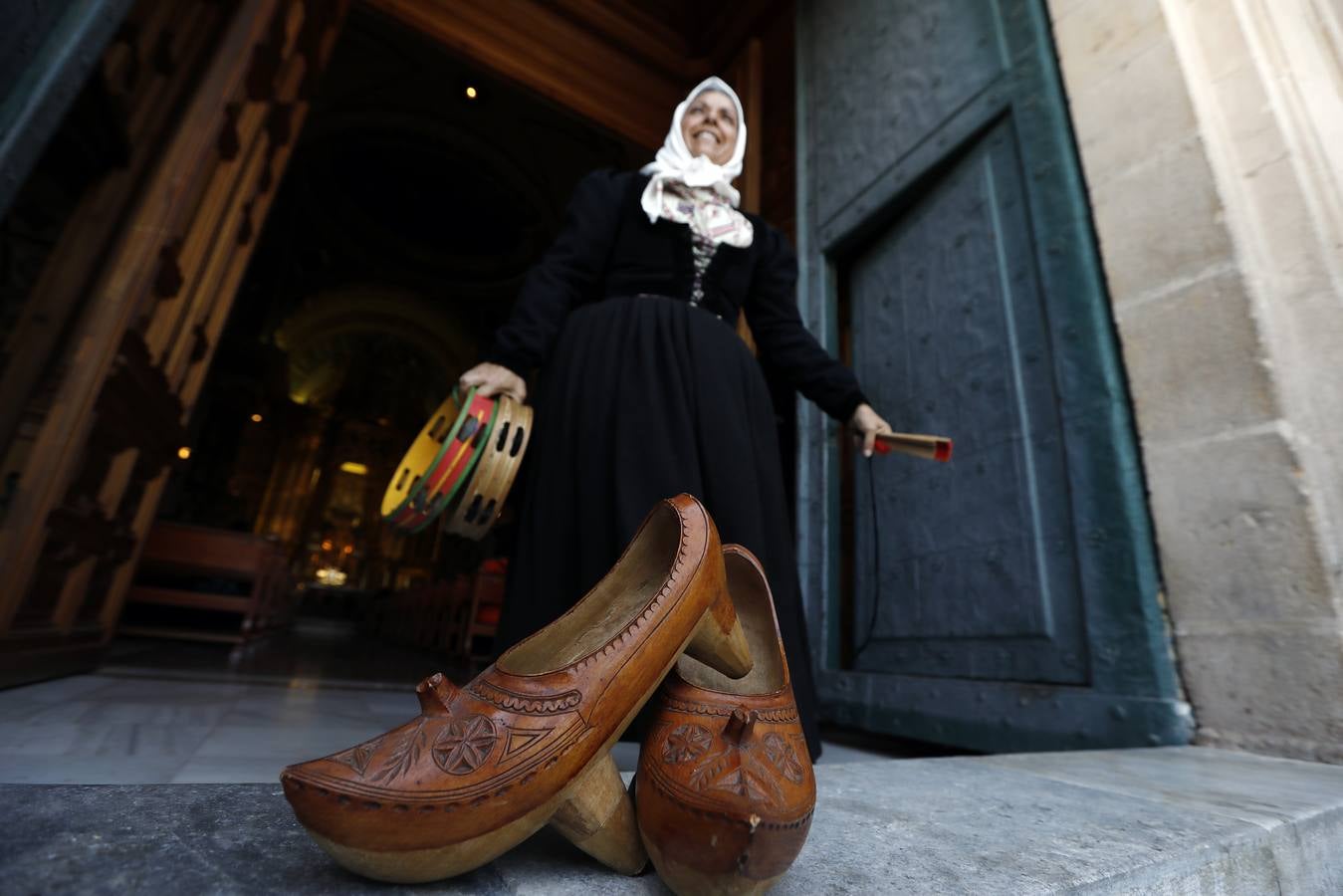 Representantes de los diez grupos participantes en la LI edición del Festival de Folclore en el Mediterráneo realizaron una visita al santuario de la Fuensanta para realizar una ofrenda floral a la patrona de Murcia