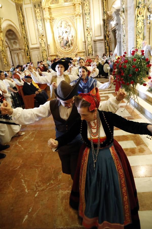 Representantes de los diez grupos participantes en la LI edición del Festival de Folclore en el Mediterráneo realizaron una visita al santuario de la Fuensanta para realizar una ofrenda floral a la patrona de Murcia