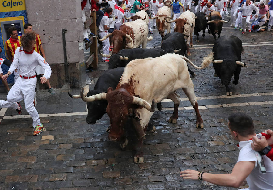 Se vivieron momentos de tensión en la curva de la Estafeta al quedar algún corredor atrapado entre la pared y los toros