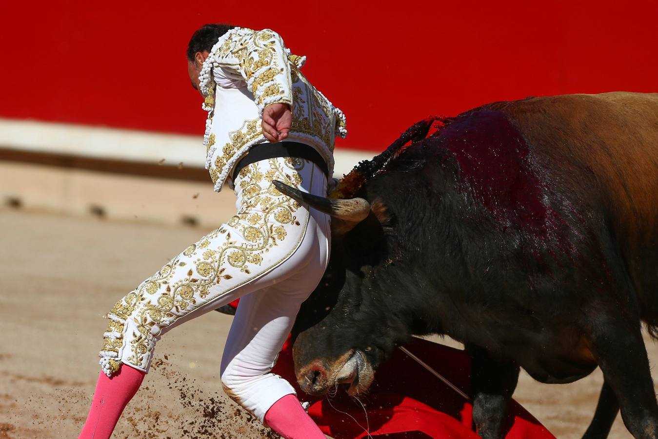 El diestro ceheginero corta una oreja en los sanfermines tras una actuación por momentos dramática tras una fuerte voltereta 