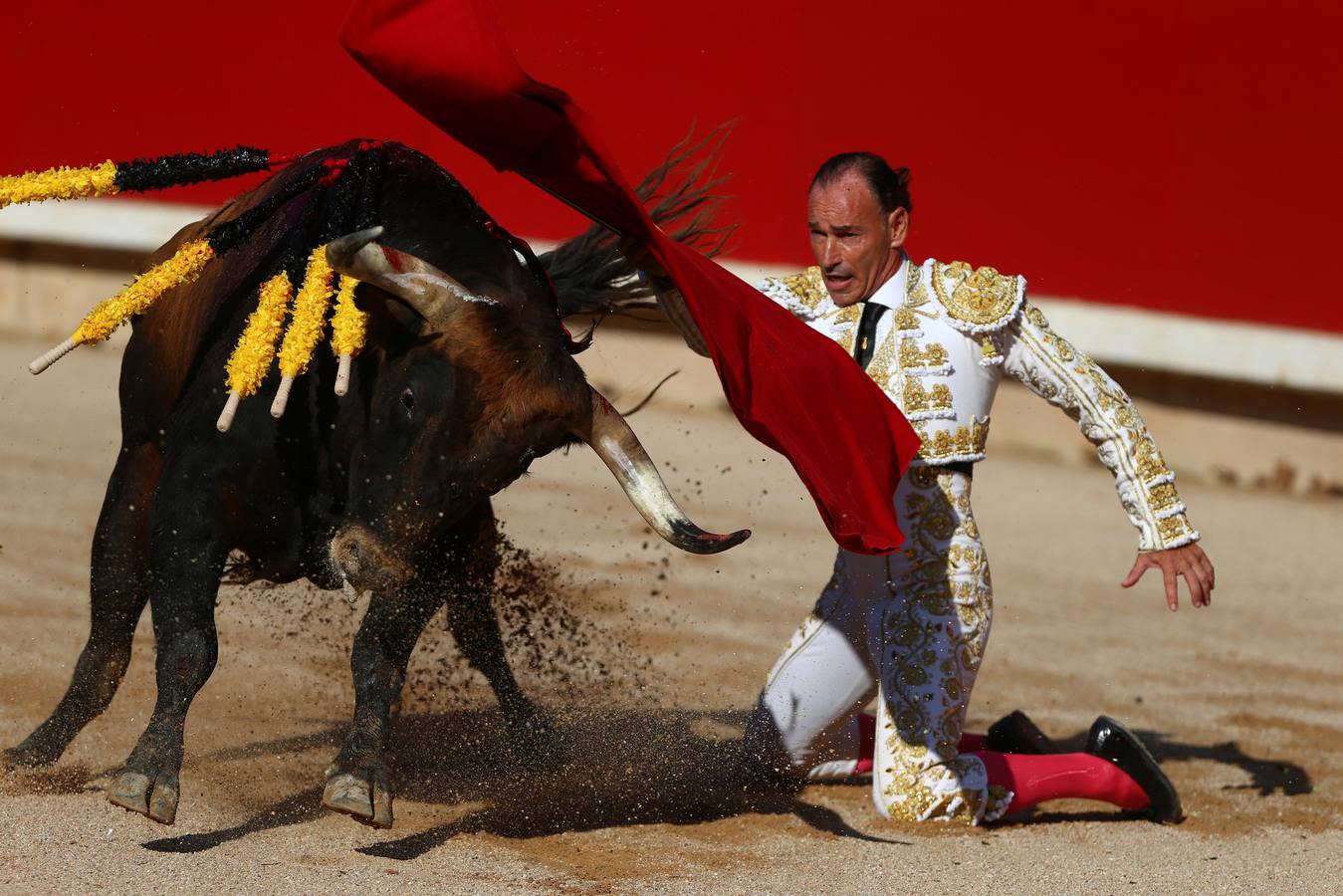 El diestro ceheginero corta una oreja en los sanfermines tras una actuación por momentos dramática tras una fuerte voltereta 