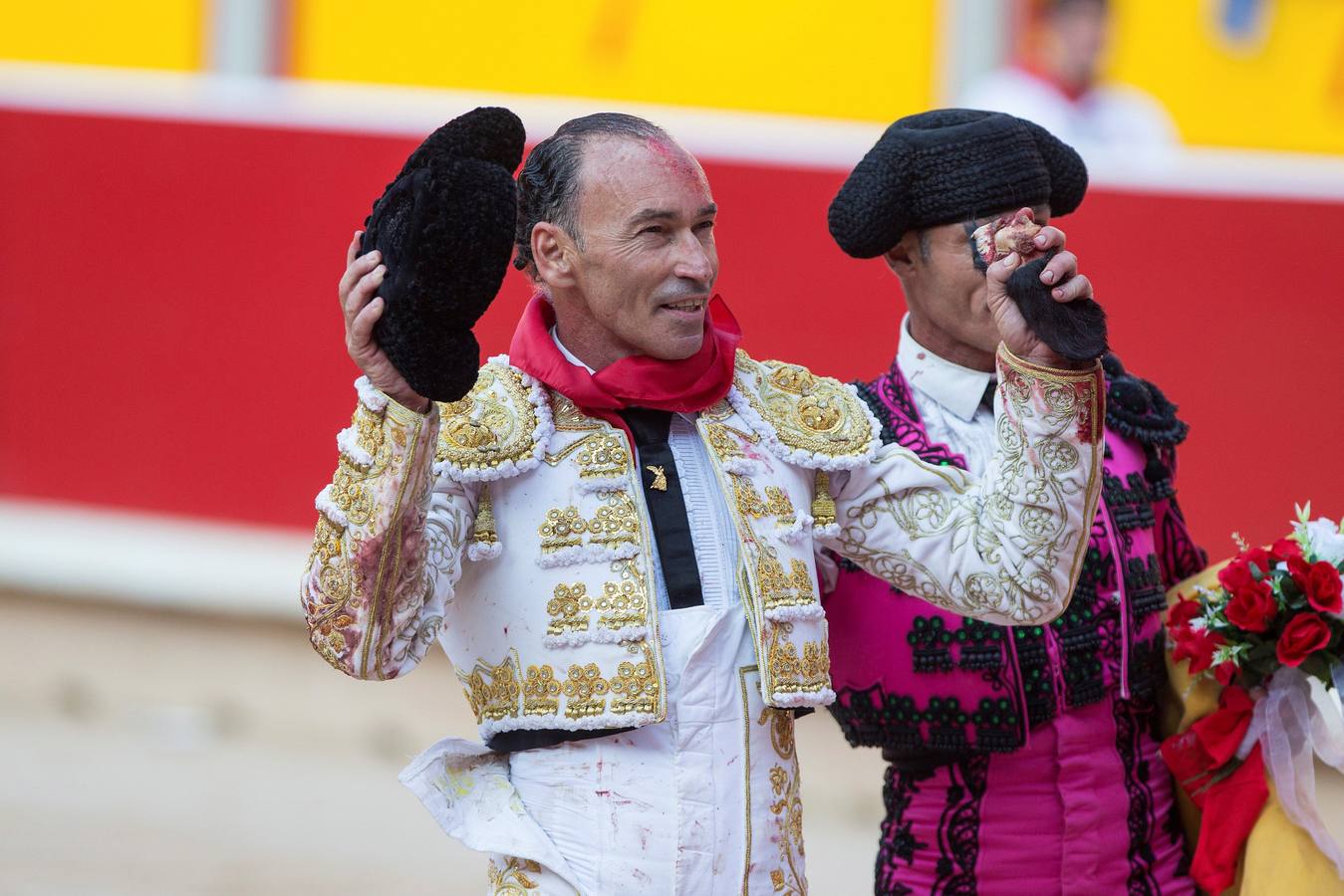 El diestro ceheginero corta una oreja en los sanfermines tras una actuación por momentos dramática tras una fuerte voltereta 