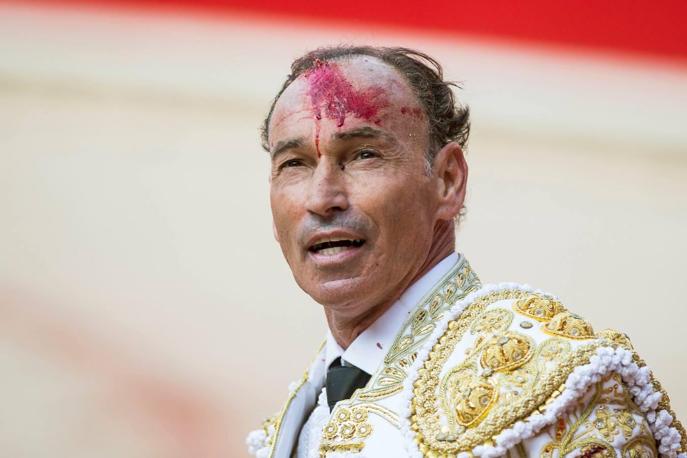 El diestro ceheginero corta una oreja en los sanfermines tras una actuación por momentos dramática tras una fuerte voltereta 