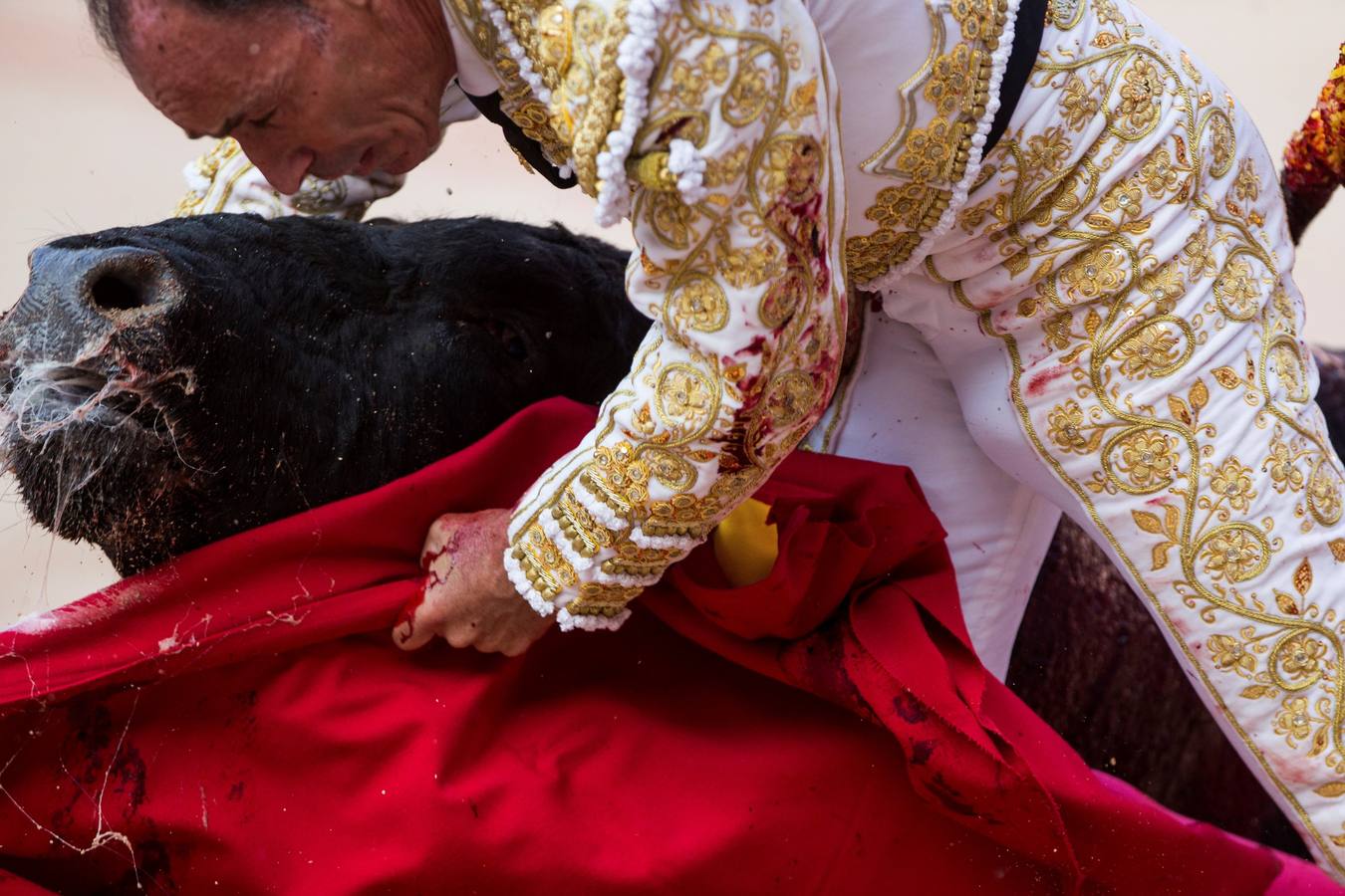 El diestro ceheginero corta una oreja en los sanfermines tras una actuación por momentos dramática tras una fuerte voltereta 