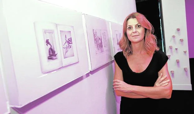 La profesora y artista Lorena Amorós, retratada junto a algunas obras de su exposición en el Centro Párraga. 