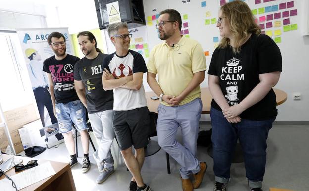 Roldán García, José Picón, Felipe Molina, Alberto Saldaña y Azahara Lucas, en una de las oficinas del Ceeim.