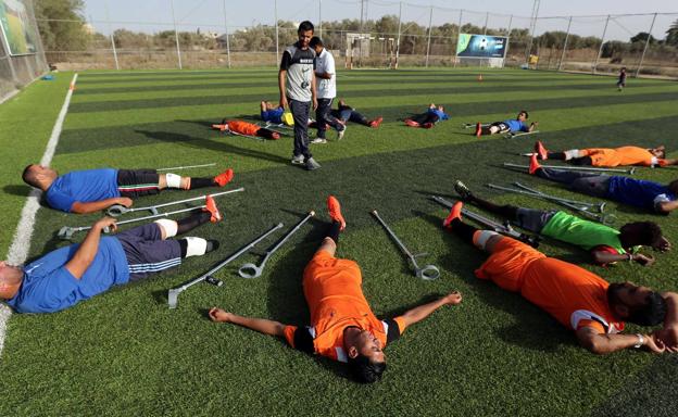 A 35 grados. Los jugadores entrenan bajo un sofocante calor que les obliga a descansar cada quince minutos para hidratarse.