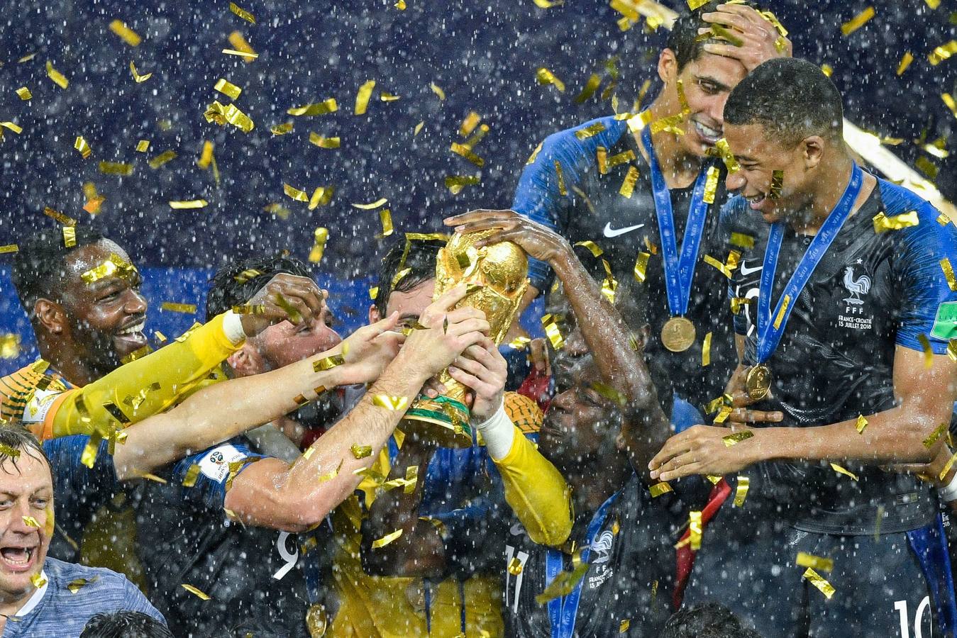 La selección francesa celebra su segunda estrella en la camiseta tras derrotar en la final a Croacia (4-2).