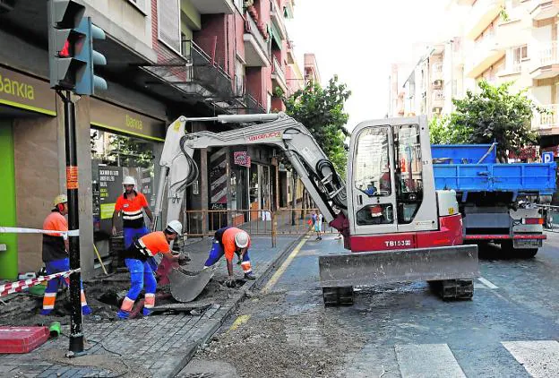 Rotura de una tubería en el Paseo Corvera