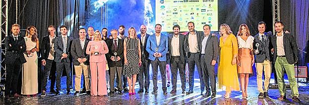 Los premiados y participantes en la gala organizada por Bankia y la Asociación de Jóvenes Empresarios en el Parque Torres.