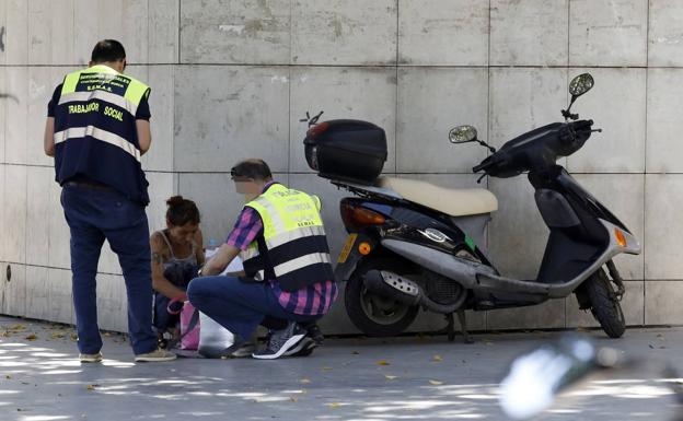 Un equipo del Semas atiende a una mujer en la calle en Murcia.