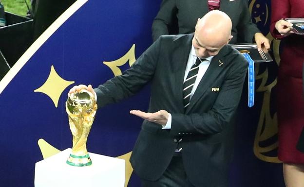 Infantino, con la Copa del Mundo. 