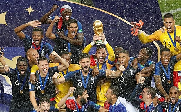 Lloris levanta la Copa del Mundo junto a sus compañeros.