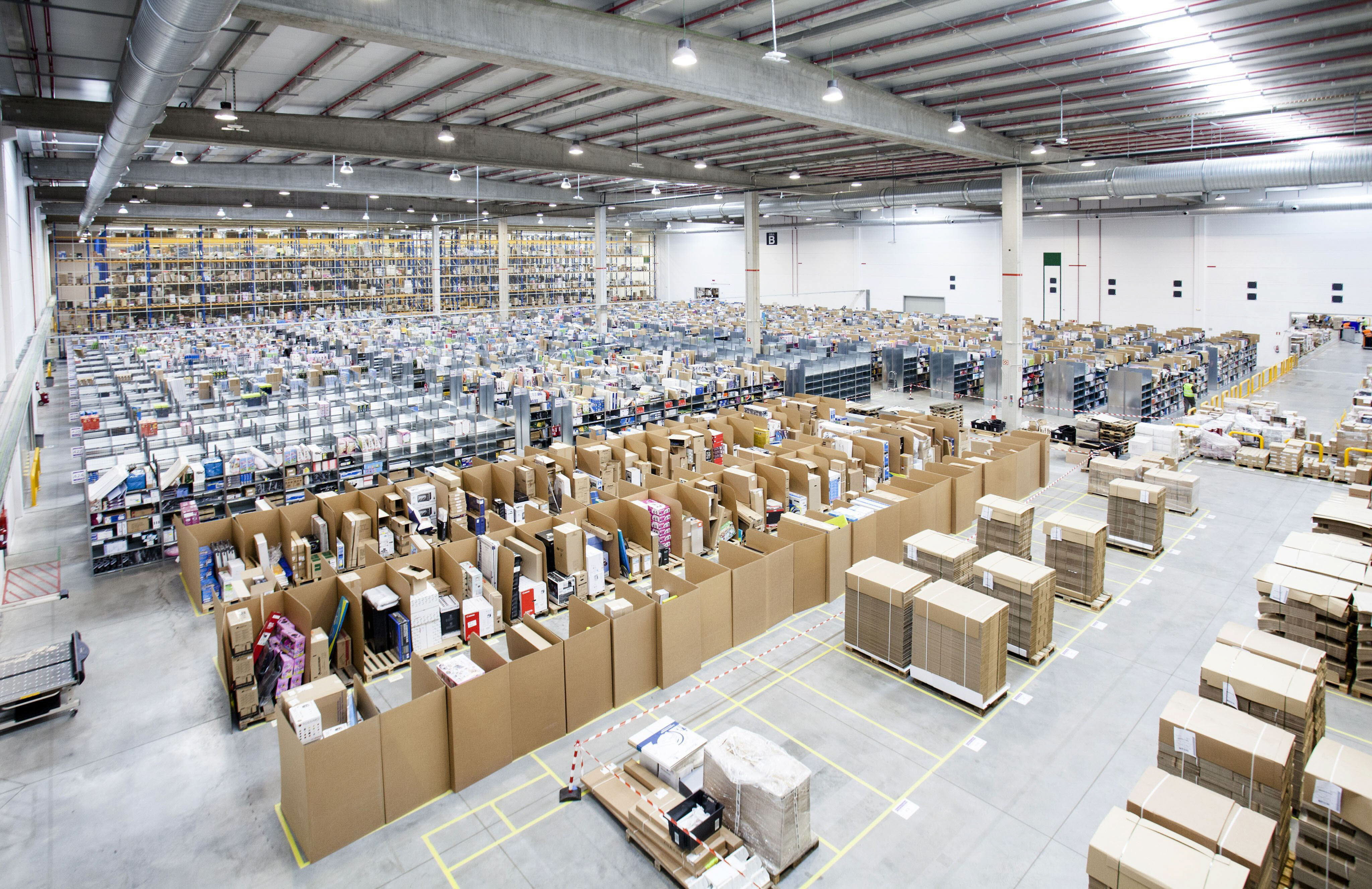 Interior de la planta de Amazon en San Fernando de Henares en una imagen de archivo.