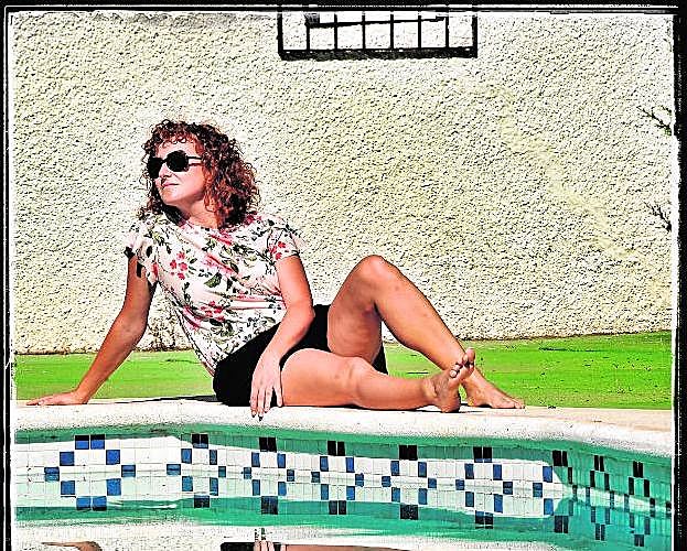 María Carbonell, en la piscina de su casa de campo familiar, en Molina de Segura. 