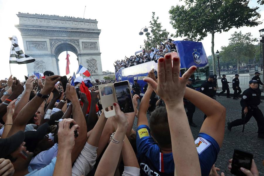 Los 'bleus' entregaron la Copa del Mundo a la afición y celebraron su victoria por las calles de París y en el Palacio del Elíseo con el presidente Emmanuel Macron