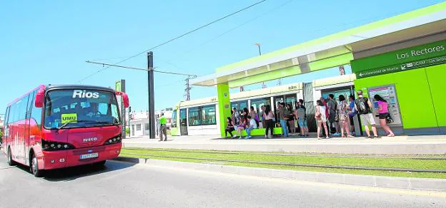 Los autobuses alternativos al tranvía para facilitar el servicio a los jóvenes están junto a la parada de Los Rectores-Terra Natura. 