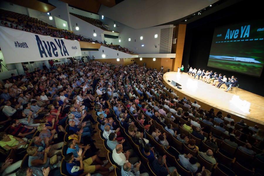 Empresarios, asociaciones y expertos arropan al Gobierno regional en el acto de protesta por la cancelación de la llegada de la Alta Velocidad en superficie a Murcia de forma provisional