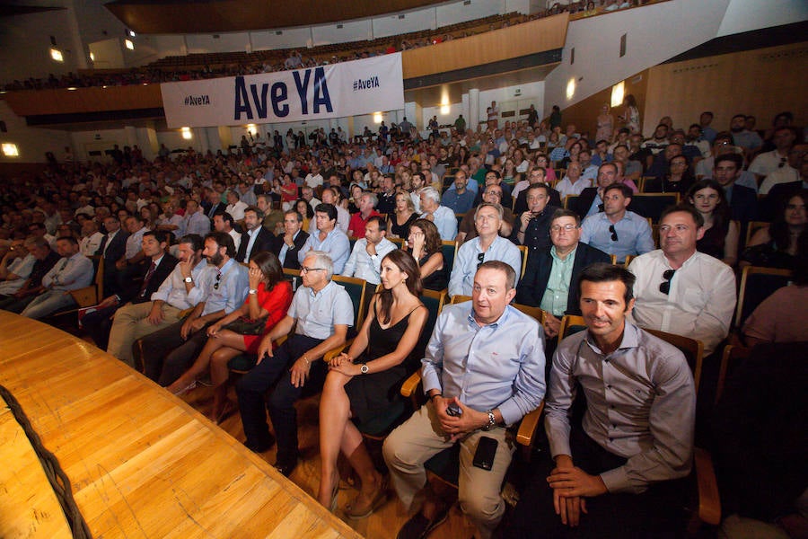 Empresarios, asociaciones y expertos arropan al Gobierno regional en el acto de protesta por la cancelación de la llegada de la Alta Velocidad en superficie a Murcia de forma provisional