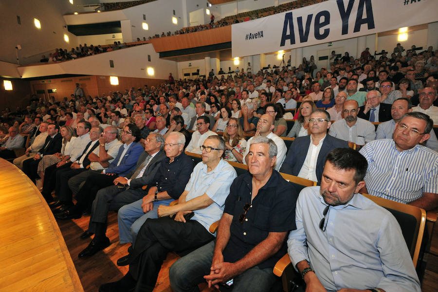 Empresarios, asociaciones y expertos arropan al Gobierno regional en el acto de protesta por la cancelación de la llegada de la Alta Velocidad en superficie a Murcia de forma provisional