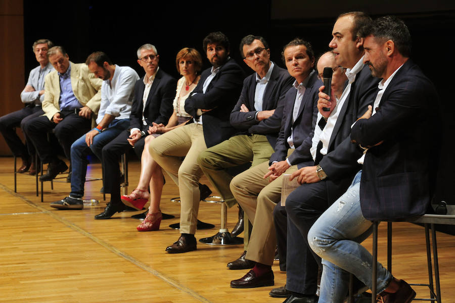 Empresarios, asociaciones y expertos arropan al Gobierno regional en el acto de protesta por la cancelación de la llegada de la Alta Velocidad en superficie a Murcia de forma provisional