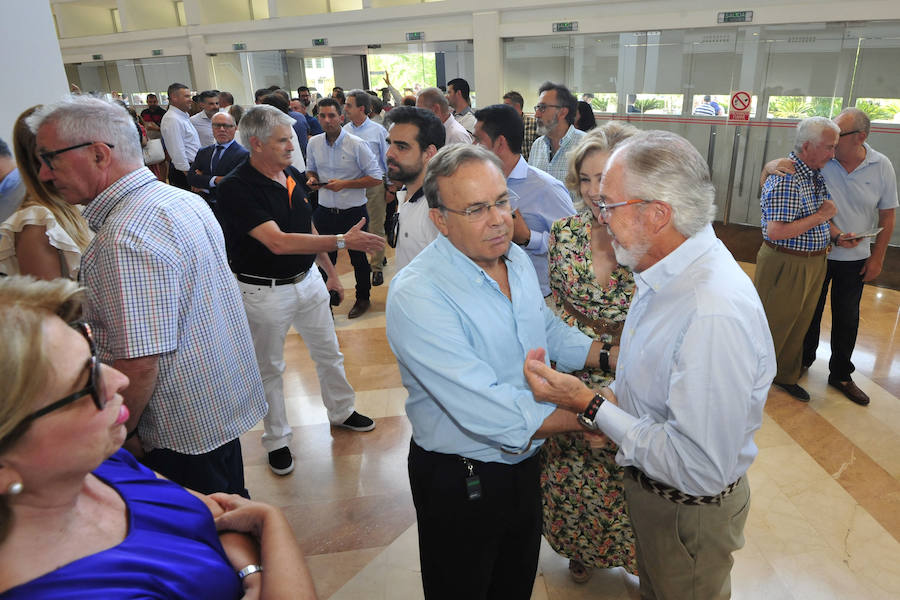 Empresarios, asociaciones y expertos arropan al Gobierno regional en el acto de protesta por la cancelación de la llegada de la Alta Velocidad en superficie a Murcia de forma provisional