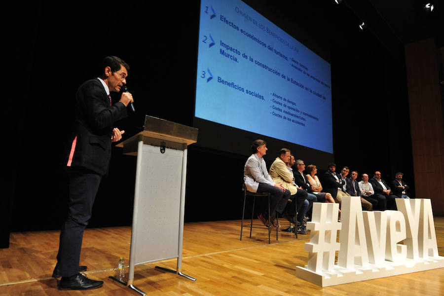 Empresarios, asociaciones y expertos arropan al Gobierno regional en el acto de protesta por la cancelación de la llegada de la Alta Velocidad en superficie a Murcia de forma provisional