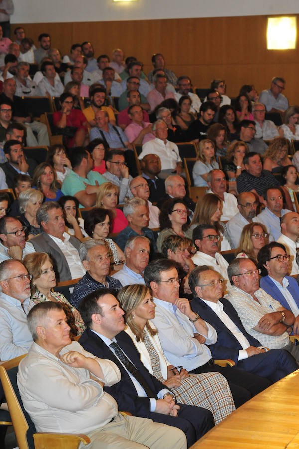 Empresarios, asociaciones y expertos arropan al Gobierno regional en el acto de protesta por la cancelación de la llegada de la Alta Velocidad en superficie a Murcia de forma provisional