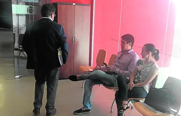 Pérez Pardo, Giménez Gallo y García, esperando en Fiscalía. 