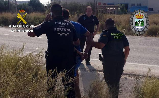 Agentes de la Policía Local de Fortuna y la Guardia Civil detienen al propietario del cultuvo. 