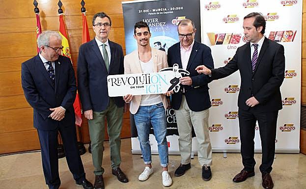 El concejal de Deportes, Felipe Coello, el alcalde de Murcia, José Ballesta, el patinador Javier Fernández, junto a José Ángel Cerón y Santiago Sánchez, directores de Comunicación de ElPozo Alimentación y El Corte Inglés, respectivamente, durante la presentación de 'Revolution on Ice'.