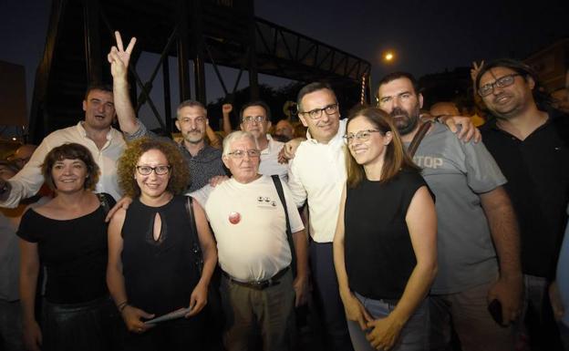 Diputados y concejales de PSOE y Podemos, con sus líderes, junto a Joaquín Contreras y otros miembros de la Plataforma.