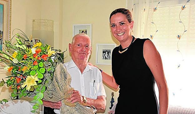 Daniel López González, ayer, felicitado por la alcaldesa. 