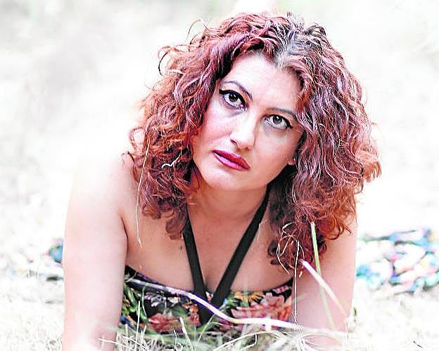 Gabriela Amorós, en un jardín cercano a su casa. 