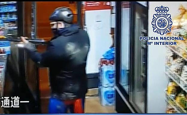 El presunto atracador con la indumentaria utilizada, en una imagen de una de las cámaras de seguridad.